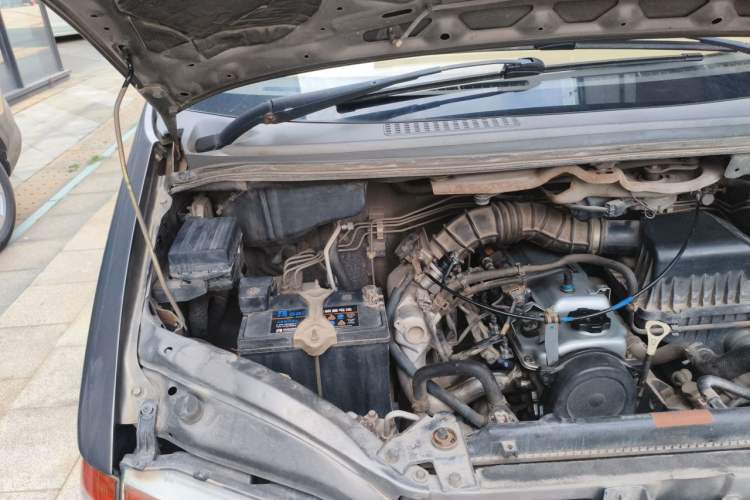 Used FORTHING Lingzhi 2015 V3 1.5L 5-Seater Special Offer Model Engine Bay Right