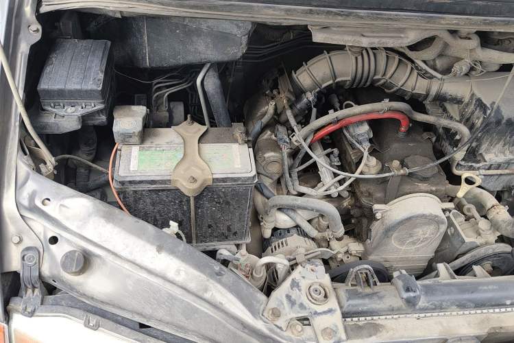 Used FORTHING Lingzhi 2015 V3 1.5L 5-Seater Special Offer Model Engine Bay Right