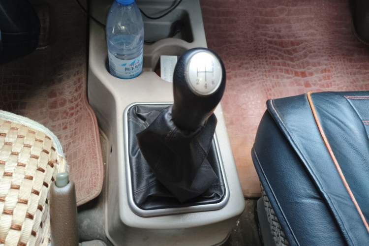 Used FORTHING Lingzhi 2015 V3 1.5L 5-Seater Special Offer Model Gear Lever