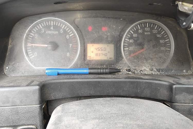 Used FORTHING Lingzhi 2015 V3 1.5L 7-seat Standard Model Odometer Close Up