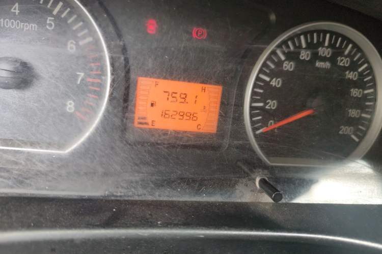 Used FORTHING Lingzhi 2015 M3 1.6L 7-Seater Luxury Model Odometer Close Up
