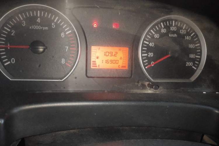 Used FORTHING Lingzhi 2015 M3 1.6L 7-Seater Standard Model Odometer Close Up