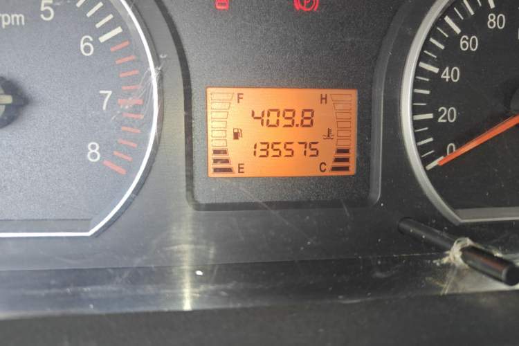 Used FORTHING Lingzhi 2015 M3 1.6L 7-Seater Comfort Model Odometer Close Up