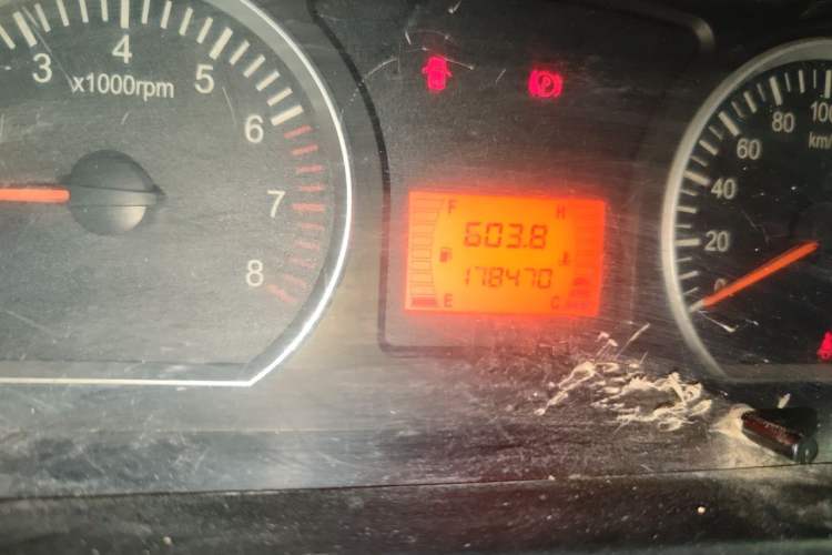 Used FORTHING Lingzhi 2015 V3 1.5L 7-seat Standard Model Odometer Close Up