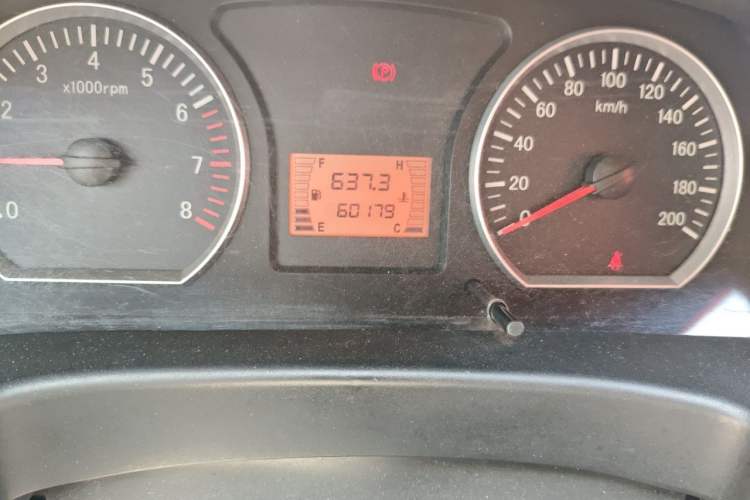 Used FORTHING Lingzhi 2015 V3 1.5L 7-seat Standard Model Odometer Close Up