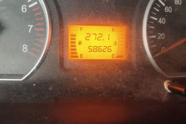 Used FORTHING Lingzhi 2015 M3 1.6L 7-Seater Standard Model Odometer Close Up