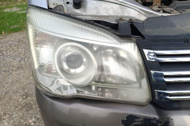 Used FORTHING Lingzhi 2015 M5 Q7 2.0L 7-seat Long-Wheelbase Comfort Model Right Front Headlight