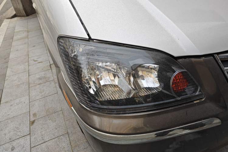 Used FORTHING Lingzhi 2015 M5 Q7 2.0L 7-seat Long-Wheelbase Comfort Model Right Front Headlight