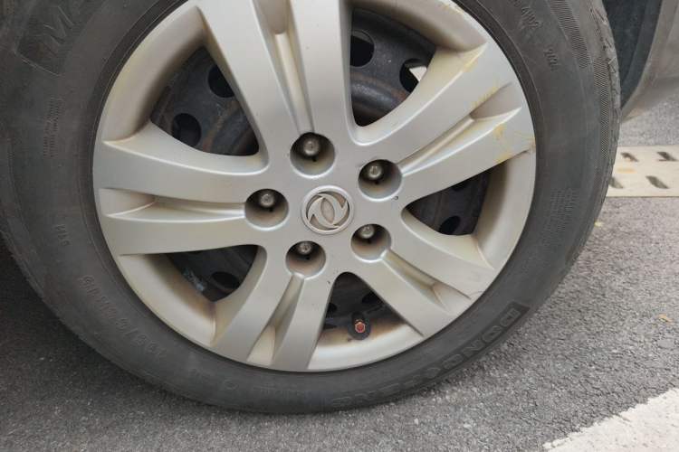 Used FORTHING Lingzhi 2015 V3 1.6L 7-Seater Comfort Model Right Front Wheel Hub