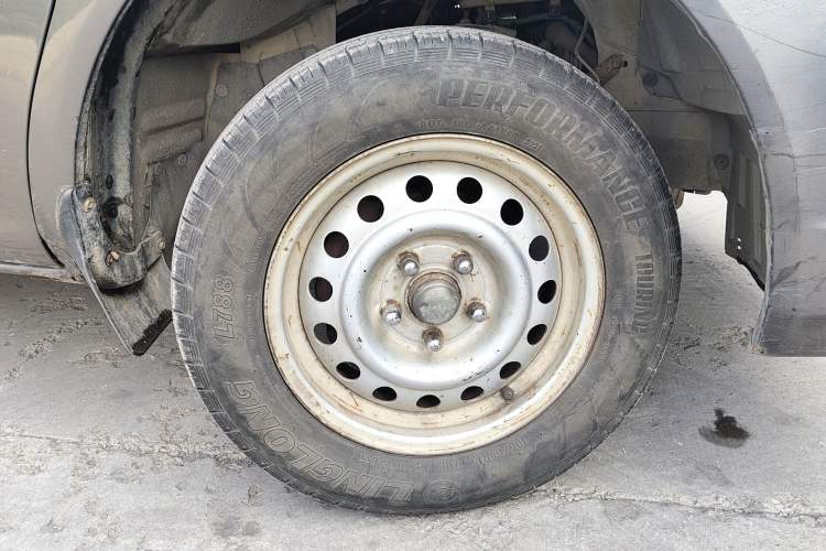 Used FORTHING Lingzhi 2015 V3 1.5L 5-Seater Special Offer Model Right Front Wheel Hub