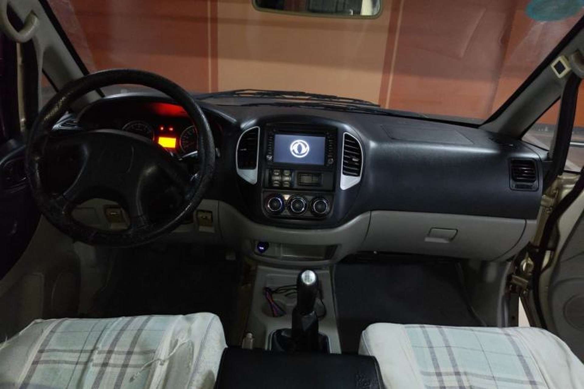 Used FORTHING Lingzhi 2015 V3 1.5L 7-Seater Comfort Model Center Console