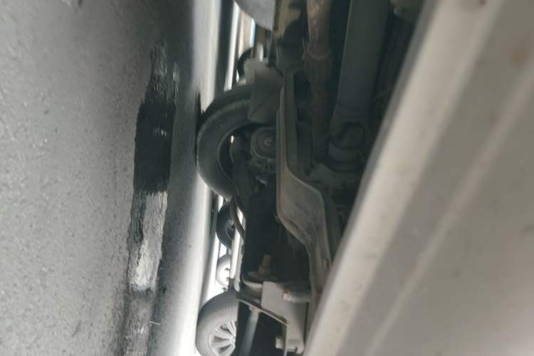 Used FORTHING Lingzhi 2015 V3 1.5L 7-seat Standard Model Chassis Front Right