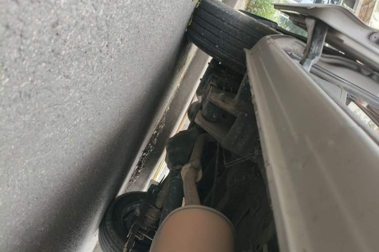 Used FORTHING Lingzhi 2015 V3 1.5L 7-seat Standard Model Chassis Rear Right