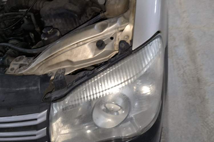 Used FORTHING Lingzhi 2015 M3 1.6L 7-Seater Comfort Model Engine Bay Left