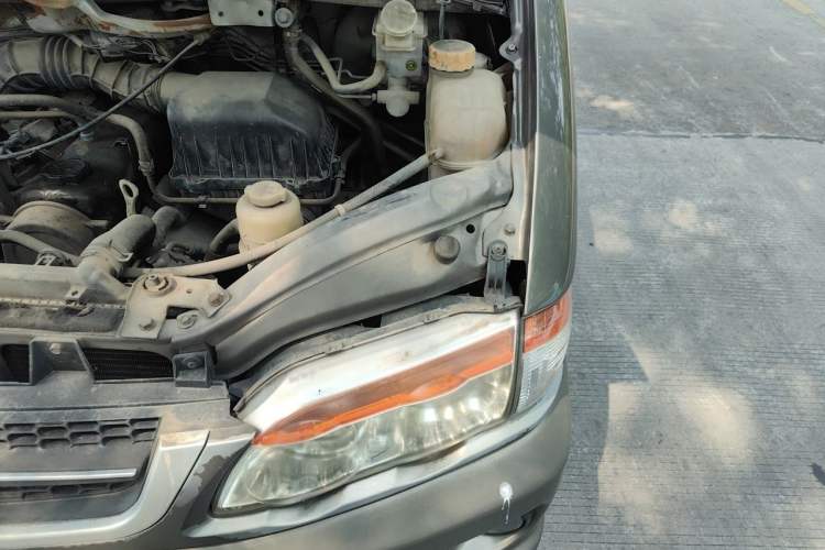 Used FORTHING Lingzhi 2015 V3 1.6L 7-Seater Standard Model Engine Bay Left