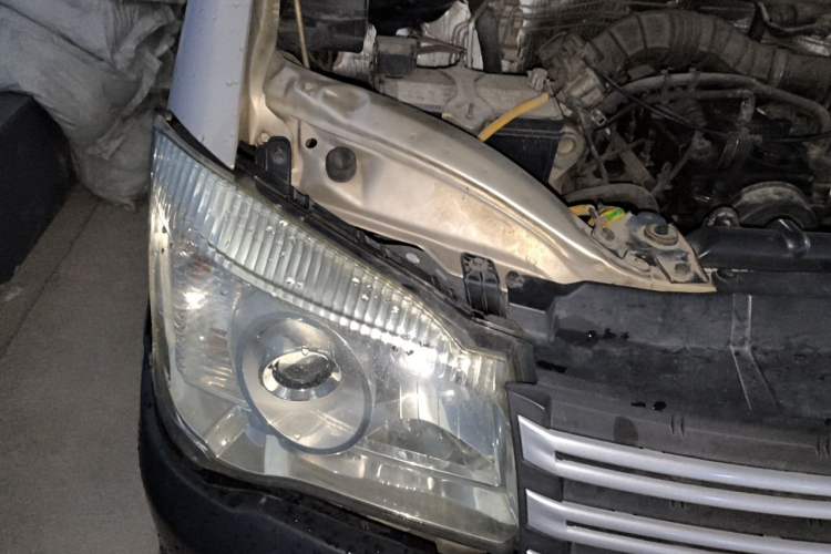 Used FORTHING Lingzhi 2015 M3 1.6L 7-Seater Comfort Model Engine Bay Right
