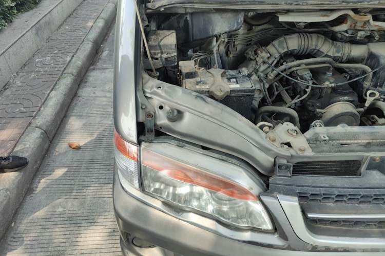 Used FORTHING Lingzhi 2015 V3 1.6L 7-Seater Standard Model Engine Bay Right