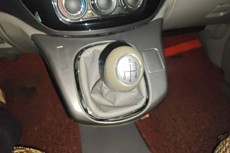 Used FORTHING Lingzhi 2015 M5 Q3 2.0L 7-seat Long-wheelbase Comfort Version Gear Lever