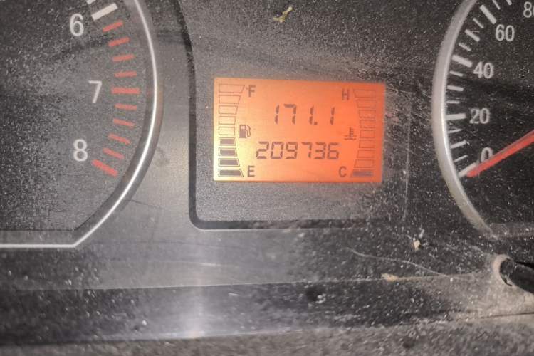 Used FORTHING Lingzhi 2015 M3 1.6L 7-Seater Comfort Model Odometer Close Up