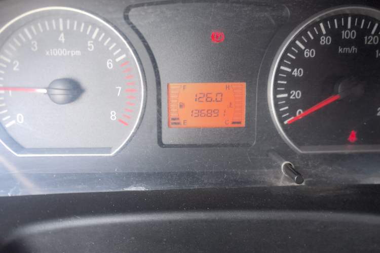 Used FORTHING Lingzhi 2015 V3 1.5L 7-seat Standard Model Odometer Close Up