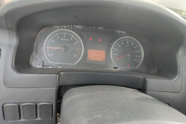 Used FORTHING Lingzhi 2015 V3 1.6L 7-Seater Standard Model Odometer Close Up