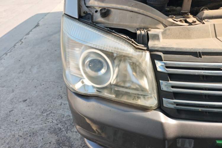 Used FORTHING Lingzhi 2015 M5 Q7 2.0L 7-seat Long-Wheelbase Comfort Model Right Front Headlight
