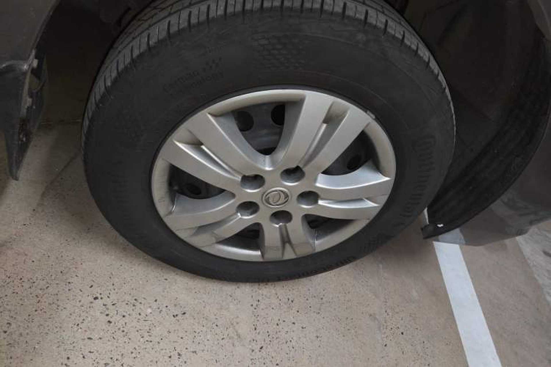 Used FORTHING Lingzhi 2015 V3 1.5L 7-Seater Comfort Model Right Front Wheel Hub