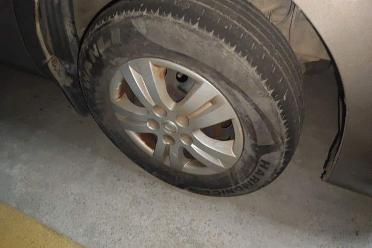 Used FORTHING Lingzhi 2015 M5 Q3 2.0L 7-seat Long-wheelbase Comfort Version Right Front Wheel Hub