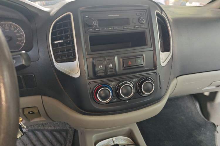 Used FORTHING Lingzhi 2015 V3 1.5L 7-seat Standard Model Audio And AC Panel