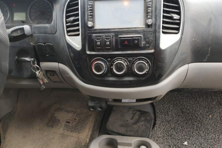 Used FORTHING Lingzhi 2015 V3 1.5L 7-Seater Luxury Model Audio And AC Panel