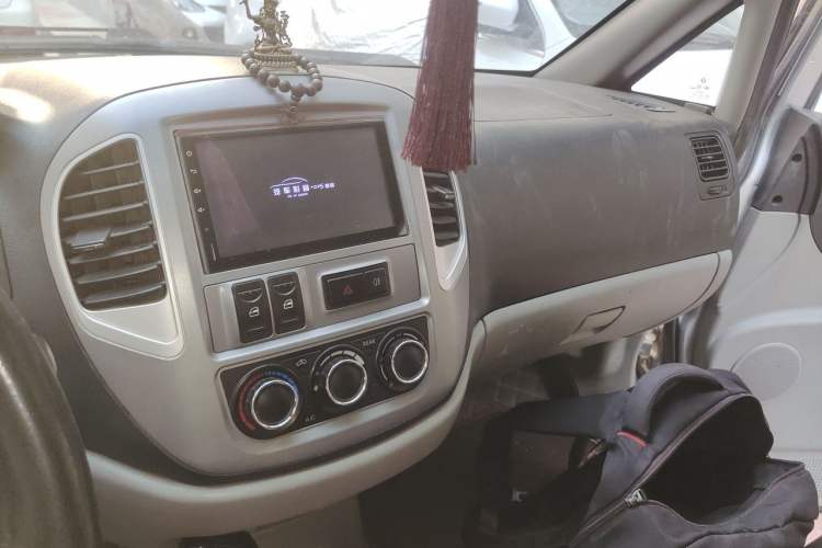 Used FORTHING Lingzhi 2015 M3 1.6L 7-Seater Luxury Model Audio And AC Panel