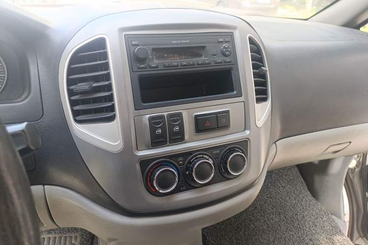 Used FORTHING Lingzhi 2015 M3 1.6L 7-Seater Comfort Model Audio And AC Panel