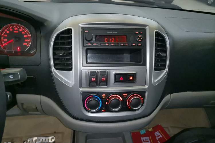 Used FORTHING Lingzhi 2015 M3 1.6L 7-Seater Standard Model Audio And AC Panel