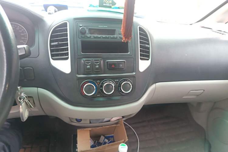 Used FORTHING Lingzhi 2015 V3 1.5L 7-Seater Luxury Model Audio And AC Panel