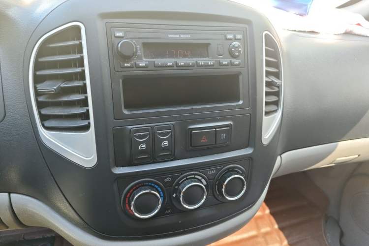 Used FORTHING Lingzhi 2015 V3 1.6L 7-Seater Standard Model Audio And AC Panel