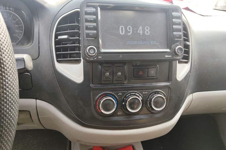 Used FORTHING Lingzhi 2015 V3 1.5L 7-Seater Comfort Model Audio And AC Panel