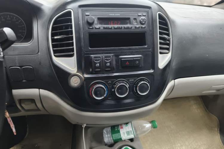Used FORTHING Lingzhi 2015 V3 1.5L 5-Seater Special Offer Model Audio And AC Panel