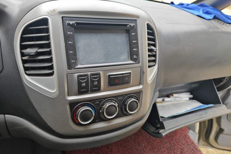 Used FORTHING Lingzhi 2015 M3 1.6L 7-Seater Standard Model Audio And AC Panel