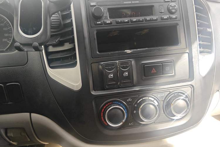 Used FORTHING Lingzhi 2015 V3 1.5L 5-Seater Special Offer Model Audio And AC Panel