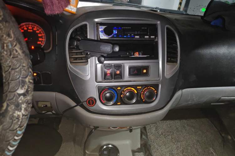 Used FORTHING Lingzhi 2015 M3 1.6L 7-Seater Comfort Model Audio And AC Panel