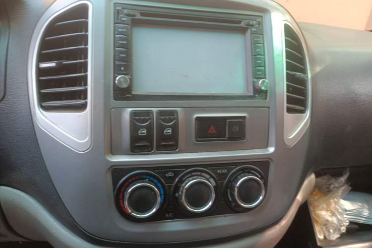 Used FORTHING Lingzhi 2015 M3 1.6L 7-Seater Luxury Model Audio And AC Panel