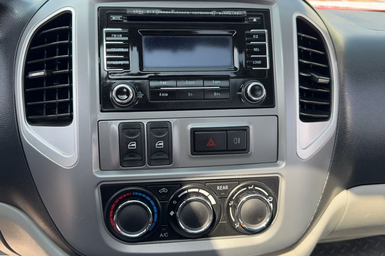 Used FORTHING Lingzhi 2015 M3 1.6L 7-Seater Luxury Model Audio And AC Panel