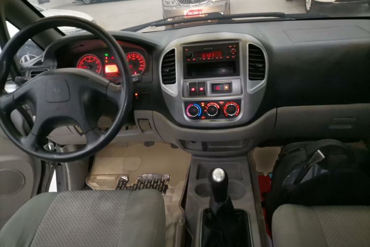 Used FORTHING Lingzhi 2015 M3 1.6L 7-Seater Standard Model Center Console