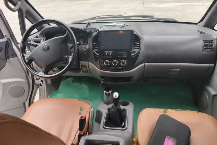 Used FORTHING Lingzhi 2015 M5 Q7 2.0L 7-seat Long-Wheelbase Comfort Model Center Console