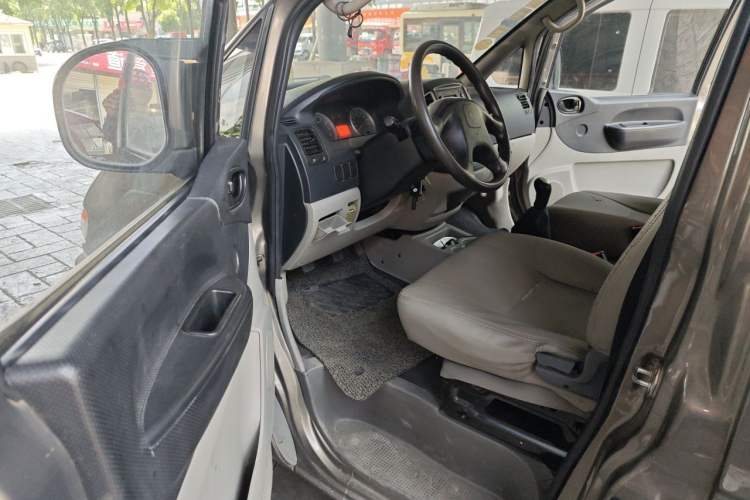 Used FORTHING Lingzhi 2015 V3 1.5L 7-seat Standard Model Driver Seat
