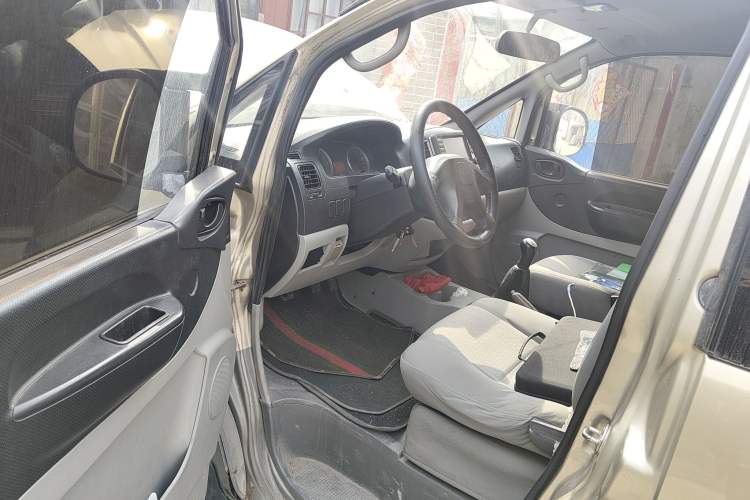 Used FORTHING Lingzhi 2015 V3 1.5L 7-Seater Comfort Model Driver Seat