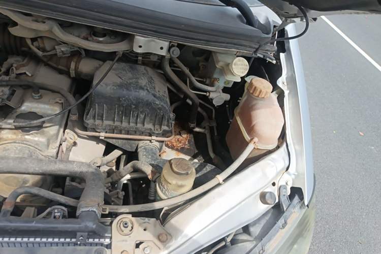 Used FORTHING Lingzhi 2015 V3 1.5L 7-Seater Luxury Model Engine Bay Left