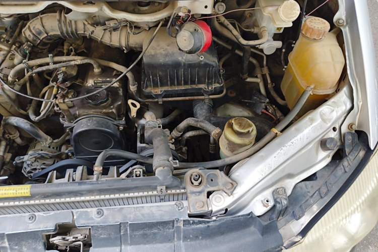 Used FORTHING Lingzhi 2015 M3 1.6L 7-Seater Luxury Model Engine Bay Left