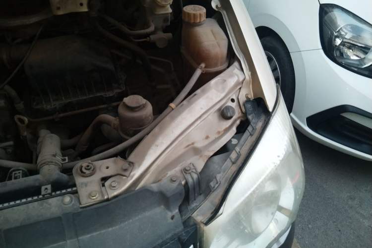Used FORTHING Lingzhi 2015 M3 1.6L 7-Seater Comfort Model Engine Bay Left
