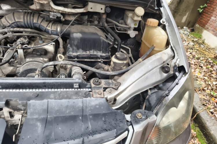 Used FORTHING Lingzhi 2015 V3 1.5L 5-Seater Special Offer Model Engine Bay Left